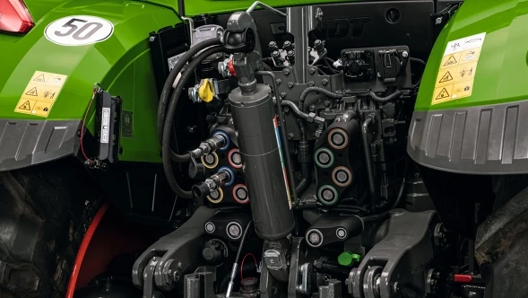 <p><strong>Fendt 600 Vario’da Güçlü Hidrolik Sistemi ve Akıllı Aks Kontrolü</strong></p>
